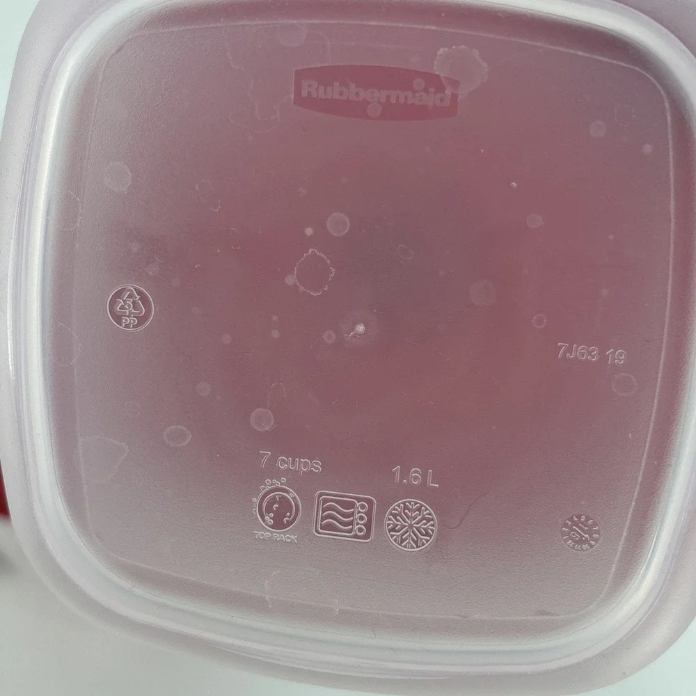 Rubbermaid Container LOT (5)  1.25 Cup, (2) 7 Cups & (4) 4 oz Red Snap-on Lids